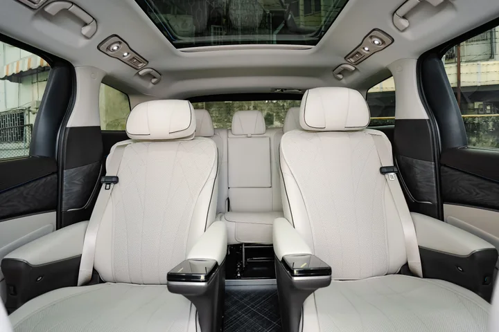 — Interior photo 10