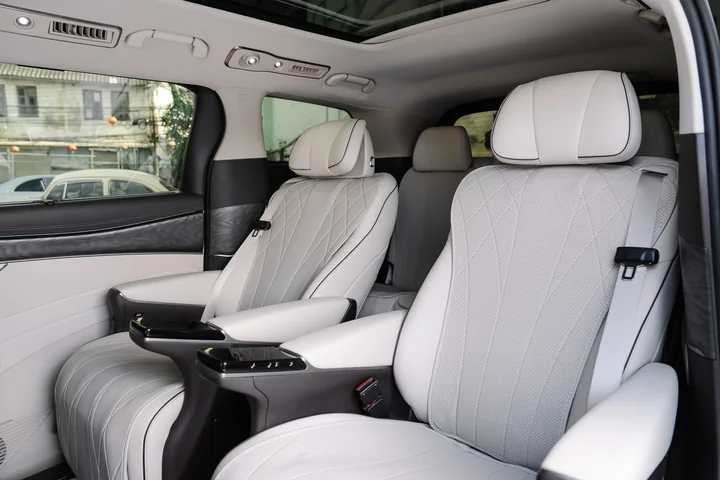 — Interior photo 12