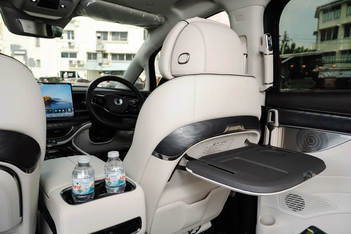 — Interior photo 18