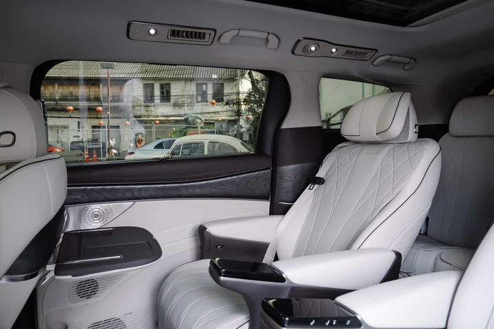 — Interior photo 19